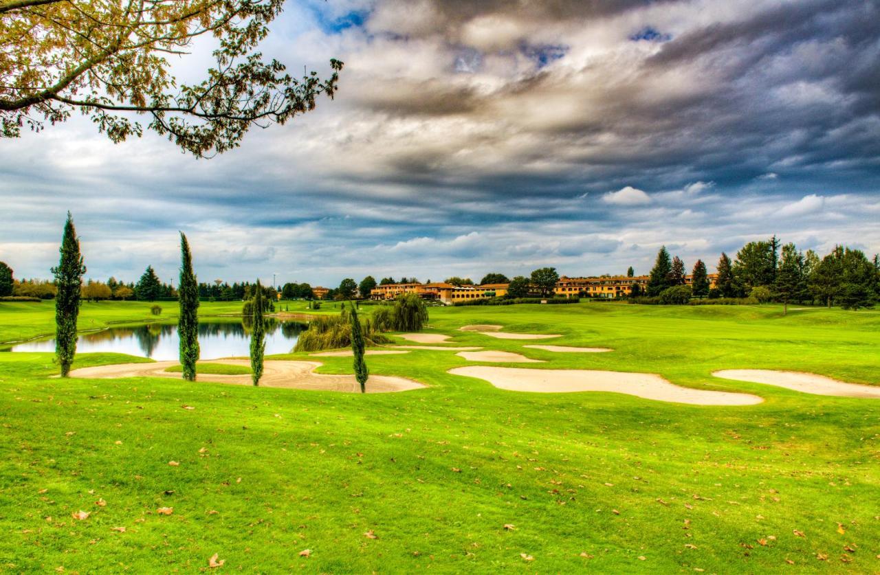 Le Robinie Golf & Resort Solbiate Olona Exterior photo
