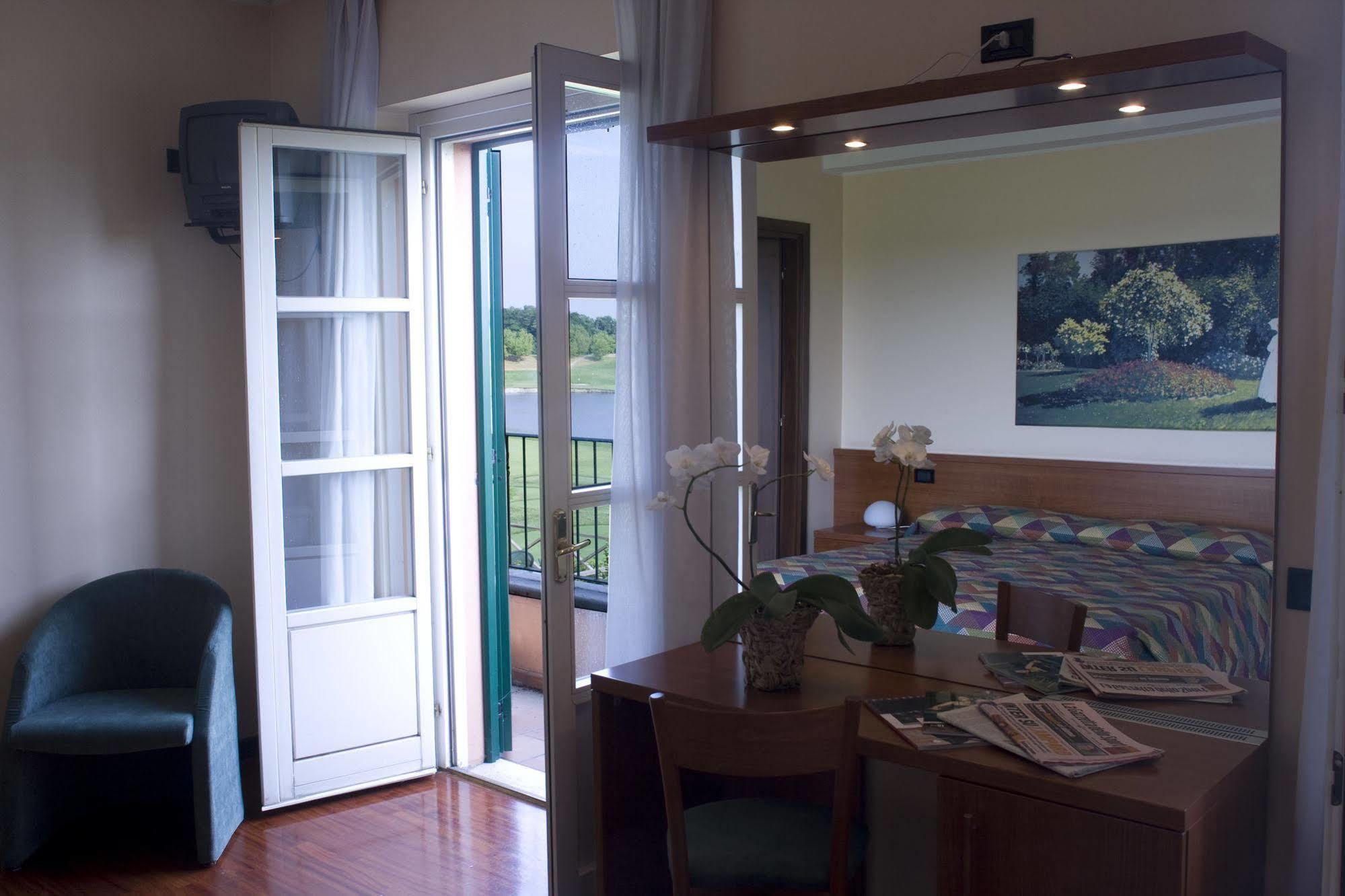 Le Robinie Golf & Resort Solbiate Olona Exterior photo